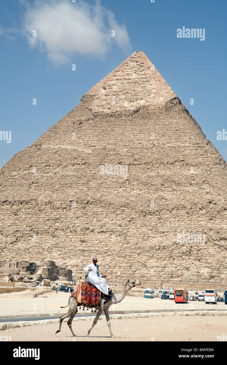 Un jinete solitario orienta su camello pasado la pirámide de Khafre  (Chephren) en Giza, El Cairo, Egipto Fotografía de stock - Alamy