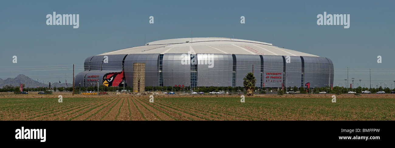 La Universidad de Phoenix Stadium (Estadio de los Arizona Cardinals) en Glendale, Arizona, EE.UU. Se muestra a través de un terreno vecino. Foto de stock