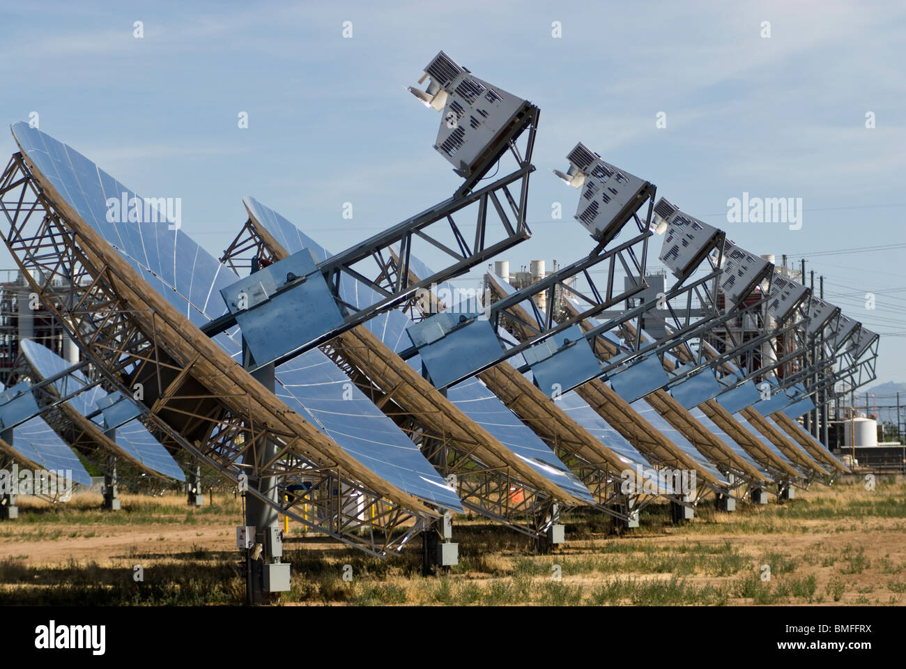 Platos solares en una granja cerca de solares en Peoria, Arizona, EE.UU. Foto de stock