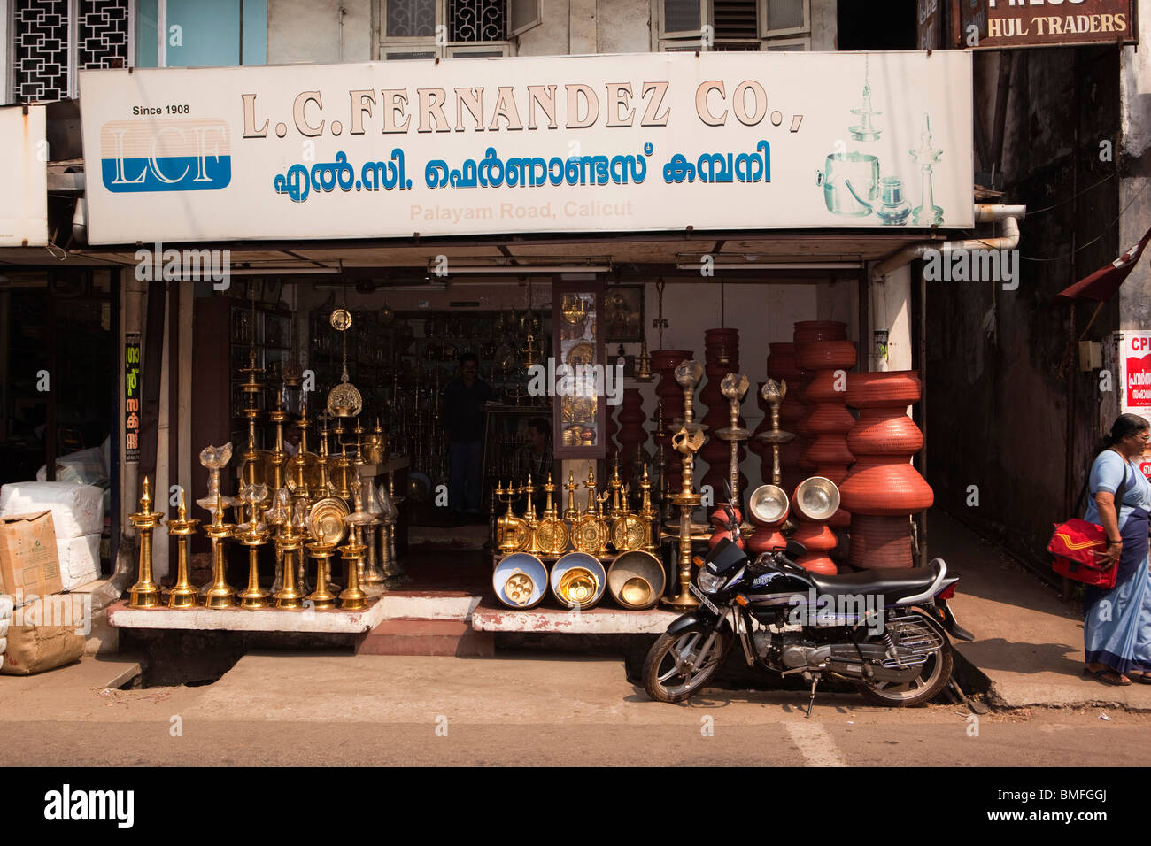 India, Kerala, Calicut, Kozhikode, Palayam Road, cobre Bazar, Fernández Co mercaderes que venden artículos de latón Foto de stock