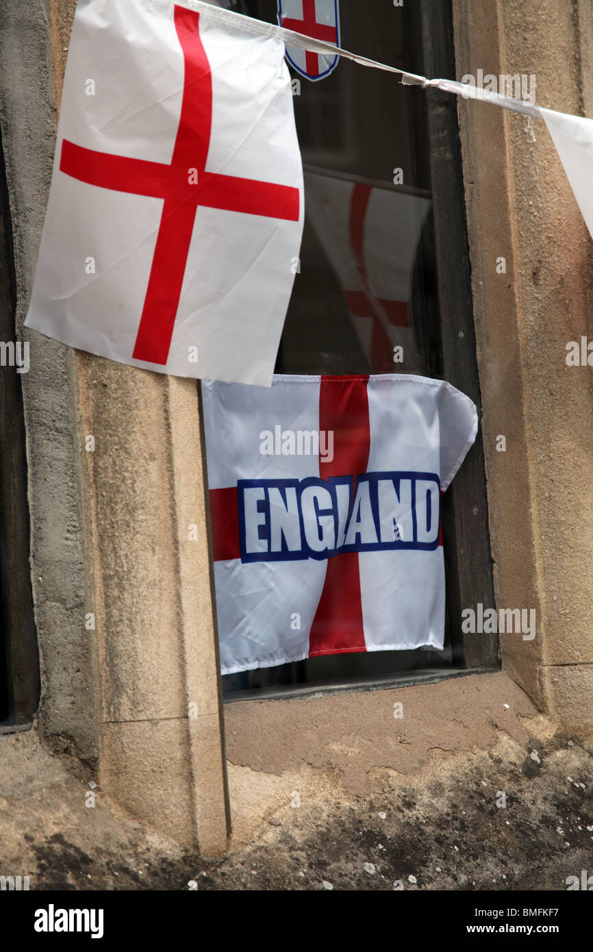 Bandera de Inglaterra bunting vuela fuera de una casa pública publicidad el campeonato de fútbol de la Copa del Mundo Foto de stock