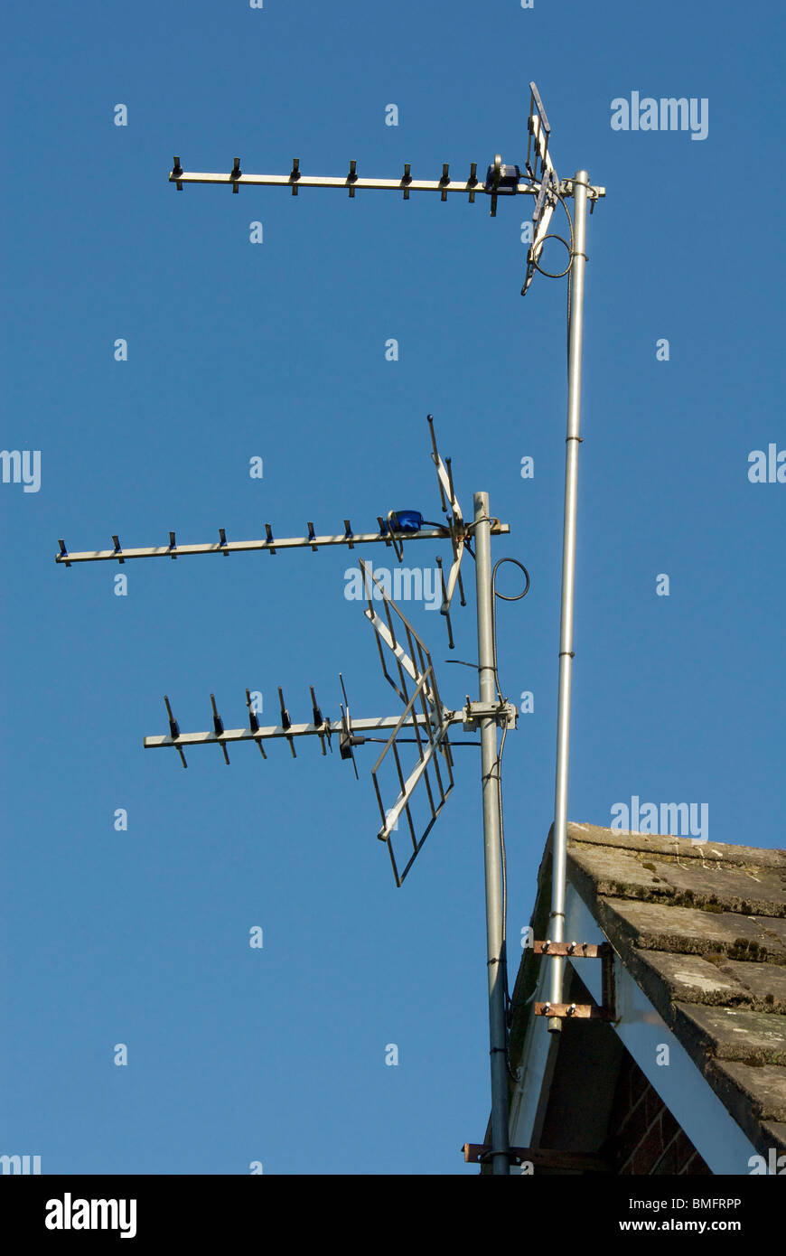 Antenas de televisión Antena de techo azul cielo Fotografía de stock - Alamy
