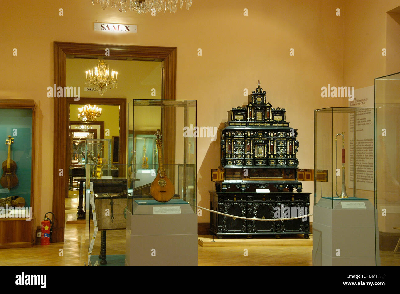 Colección de instrumentos musicales antiguos en el Palacio Imperial de Hofburg Foto de stock