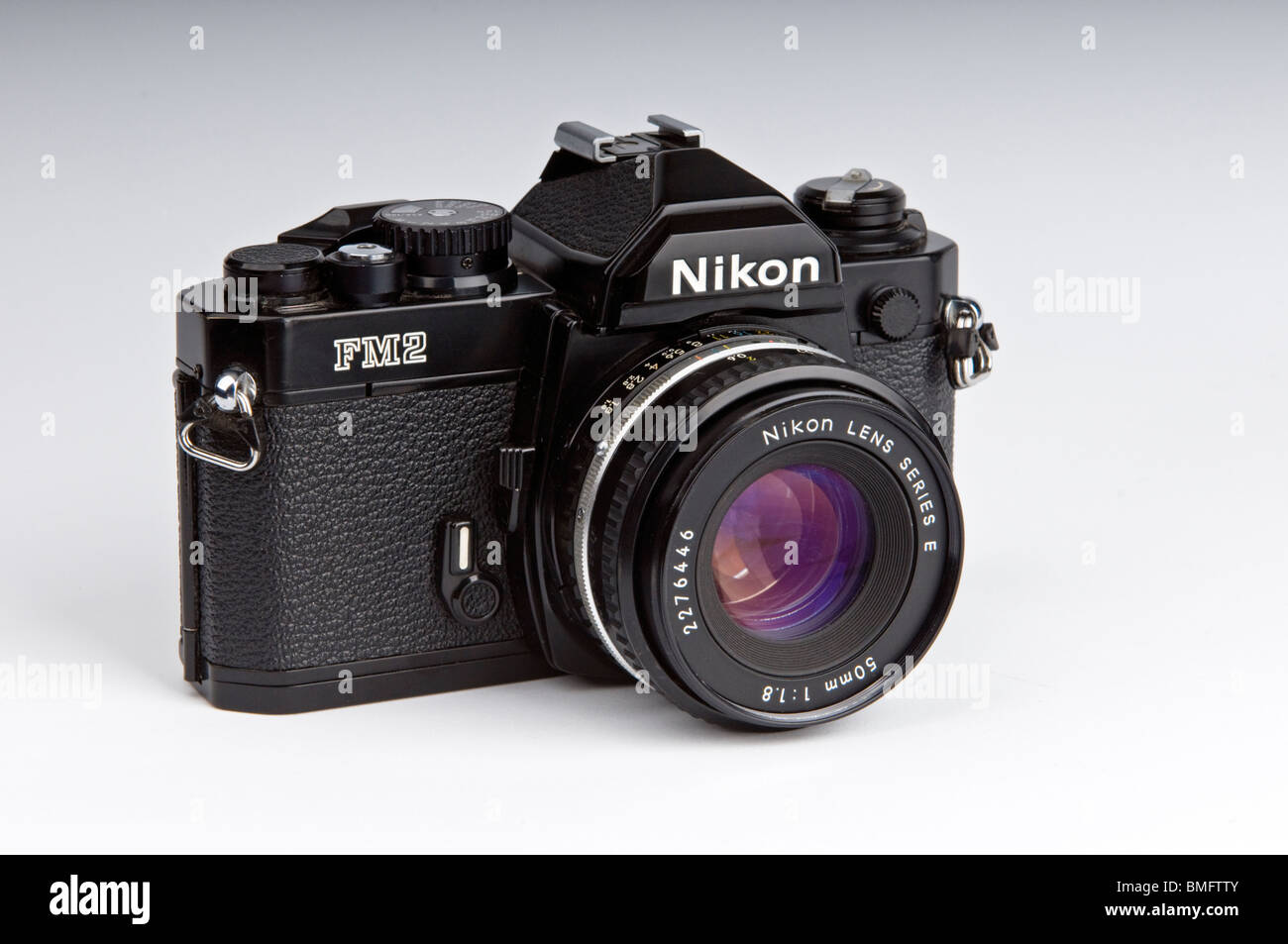 Nikon FM 2 cámara sobre fondo blanco, corte Foto de stock