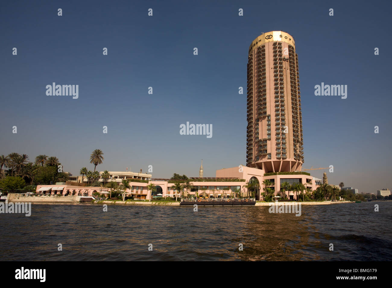 Kairo: Río Nilo con el hotel Foto de stock