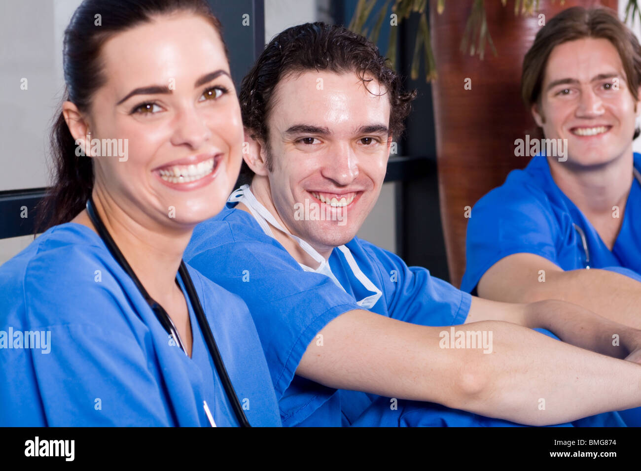 Grupo de jóvenes médicos y enfermeras en el hospital relajante Foto de stock
