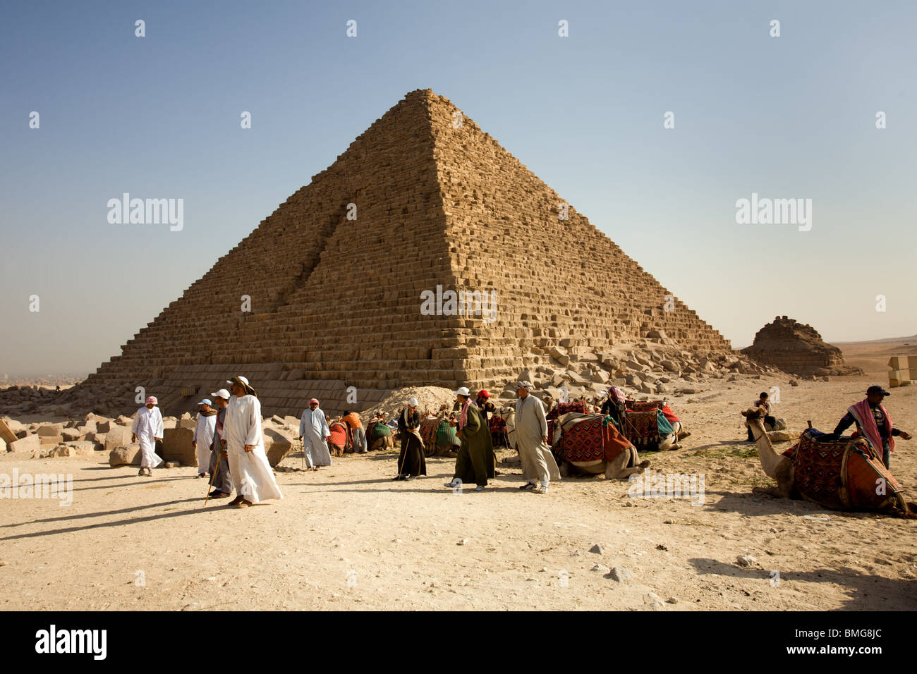 Kairo: Giza: Pirámide de Mykerinos y camelleros Foto de stock