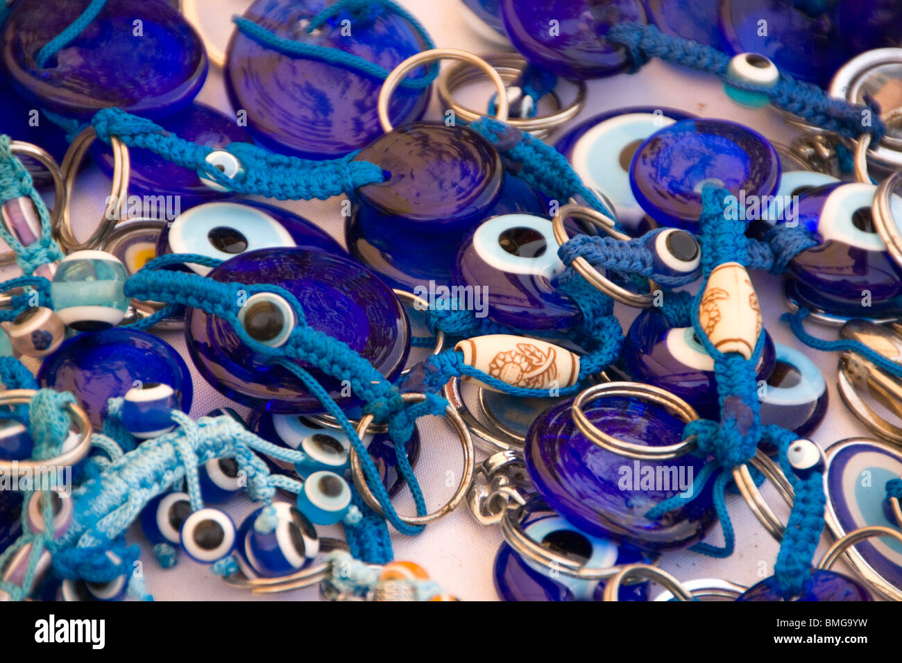 Turquía Manavgat Antalya - Mercado - cristal "blue eye" amuleto llaveros, pulseras, etc. Foto de stock