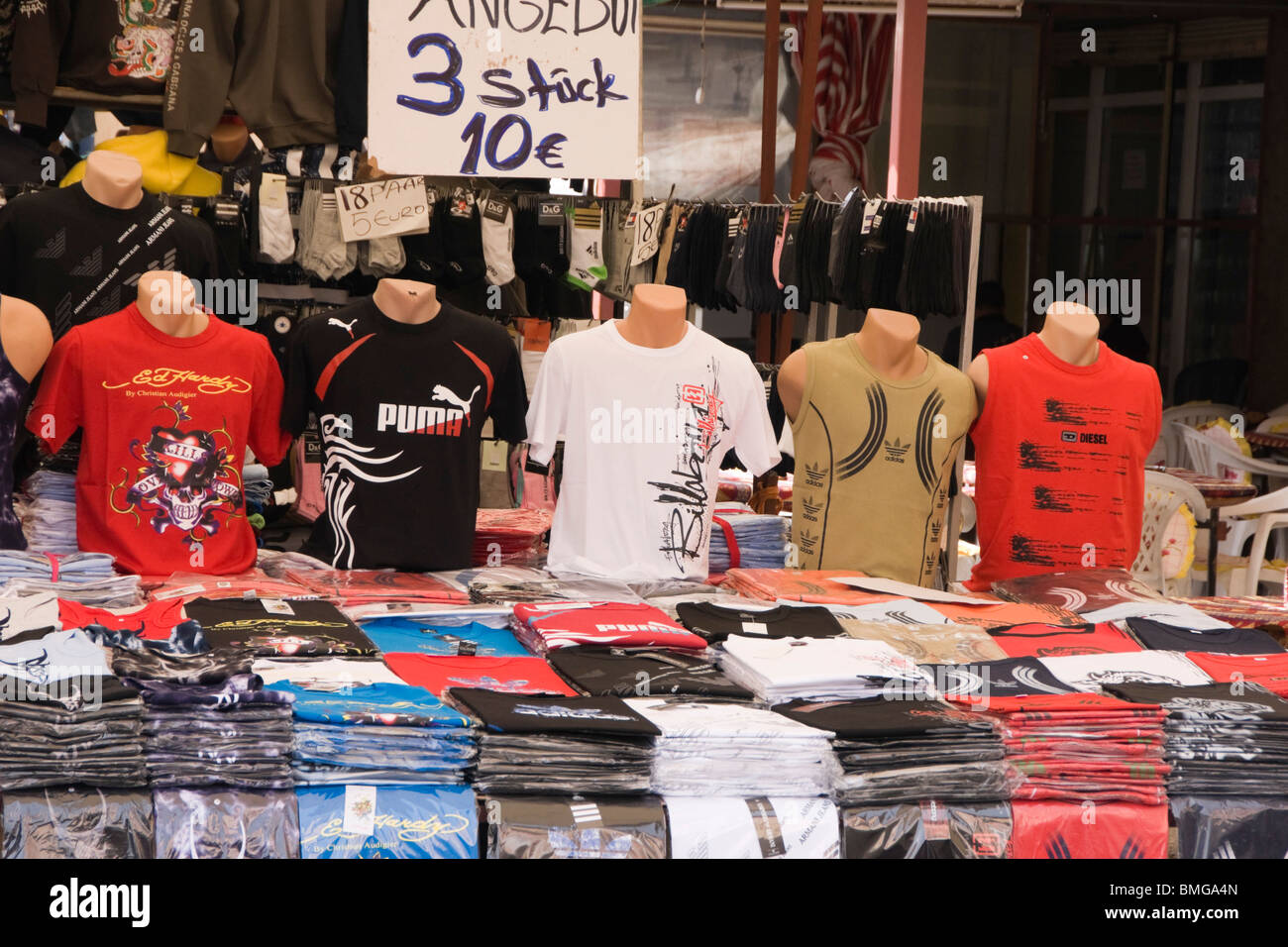 Turquía Manavgat Antalya - Mercado - falso o copian la ropa de marca como Adidas, Puma y Diesel - 3 artículos por 10 euros Foto de stock