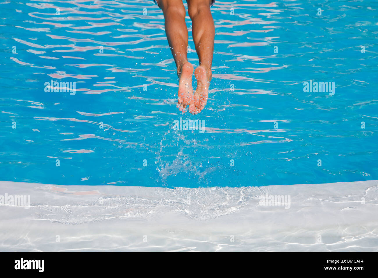 Hombre de zambullirse en una piscina de color azul Foto de stock