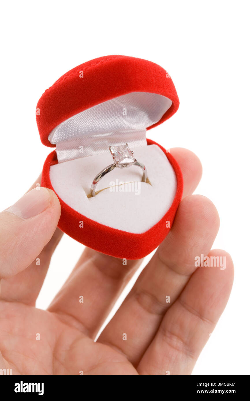 Estuche en forma de corazón rojo y anillo de diamantes Fotografía de stock  - Alamy