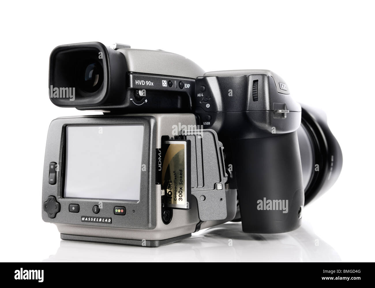 Tarjeta de memoria compact flash CF en una ranura de una cámara digital de formato medio de Hasselblad H3DII-39. Aislado sobre fondo blanco. Foto de stock