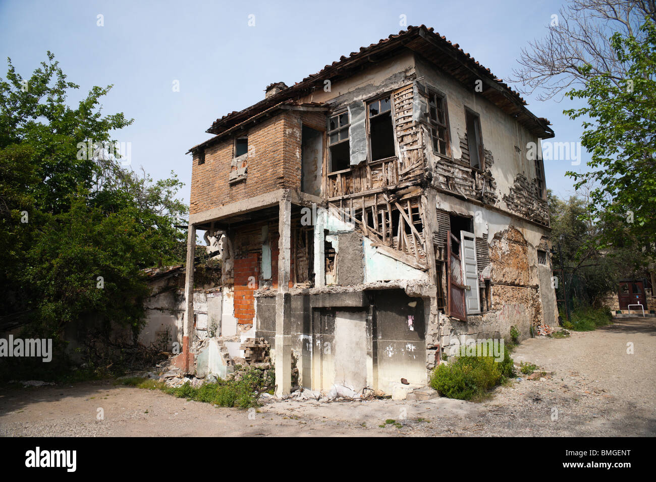 Turquía Antalya - antigua casa en ruinas de condición en la ciudad vieja. Foto de stock