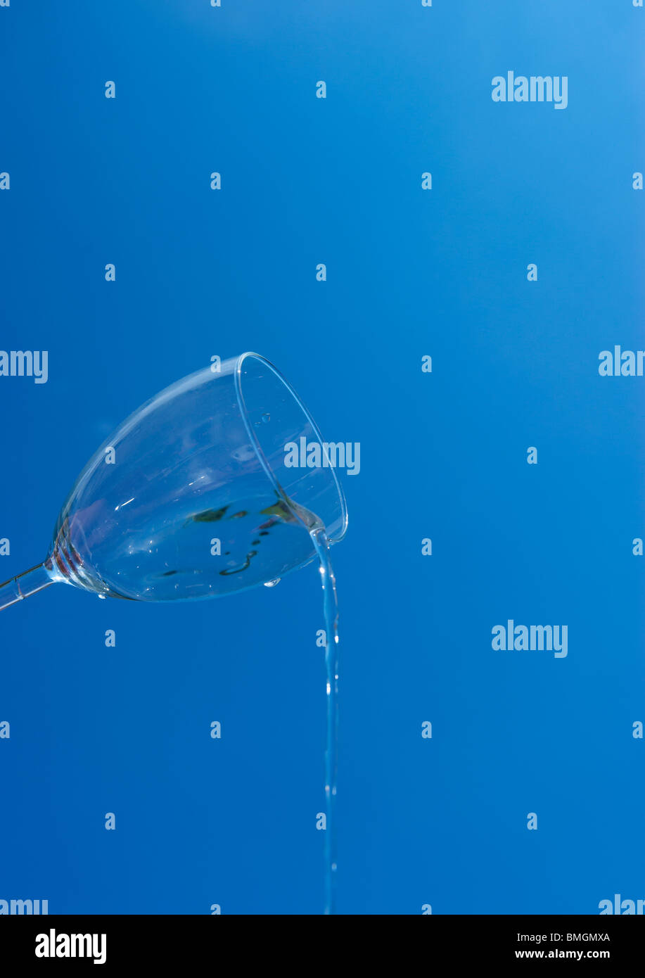 Los chorros de agua de un cristal delantero de un azul cielo nublado Foto de stock