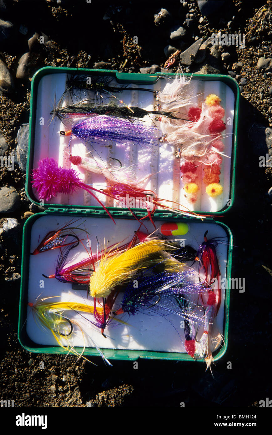 Caja de aparejos de pesca con mosca. Foto de stock