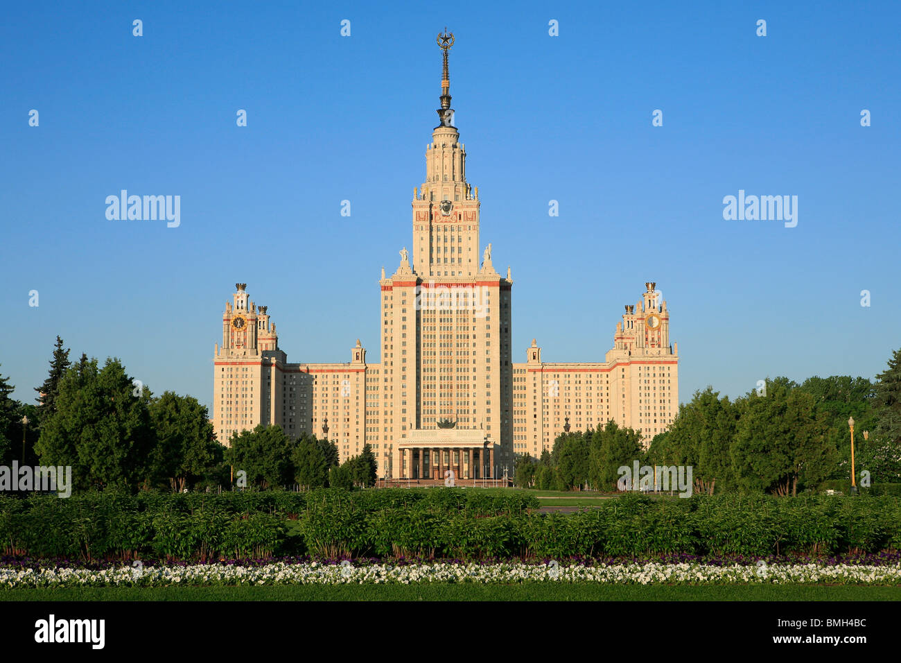 Fachada de la Universidad Estatal de Moscú Lomonosov (1755) en Moscú, Rusia Foto de stock