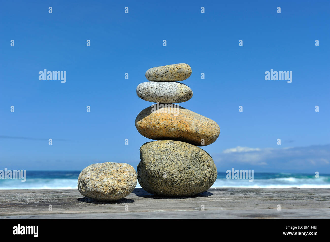 Símbolo pacífica Zen rocas piedras apiladas en playa cairn contra un cielo azul y Ocean 17 Mile Drive Pebble Beach, California EE.UU. Foto de stock