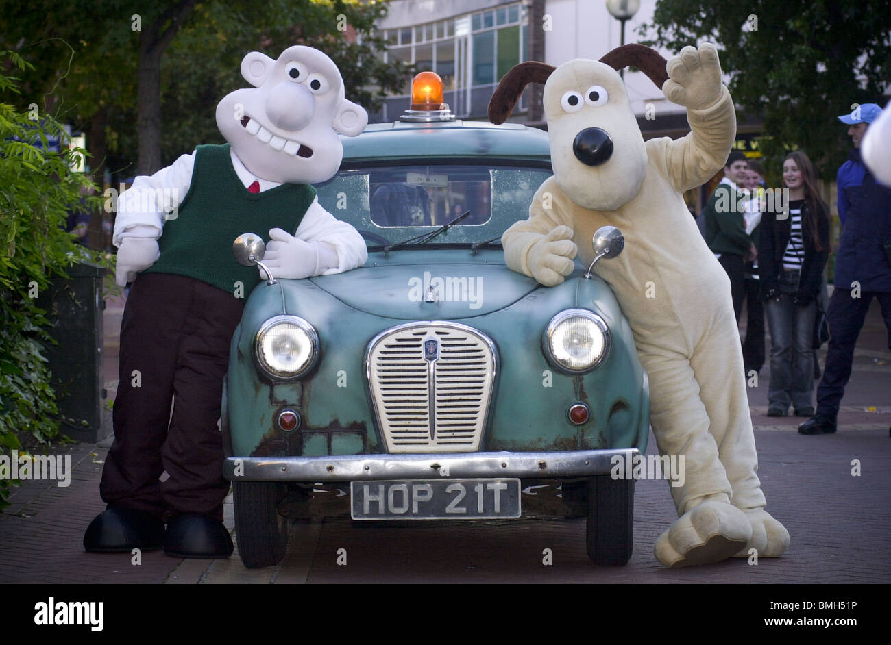 Personajes animados Wallace y Gromit con sus Austin A35 van desde "la