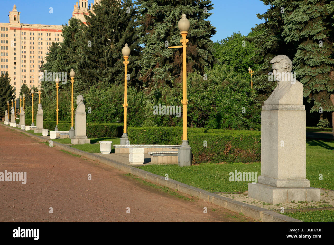 Estatuas de famosos científicos rusos en frente de la Universidad Estatal de Moscú Lomonosov de Moscú, Rusia Foto de stock