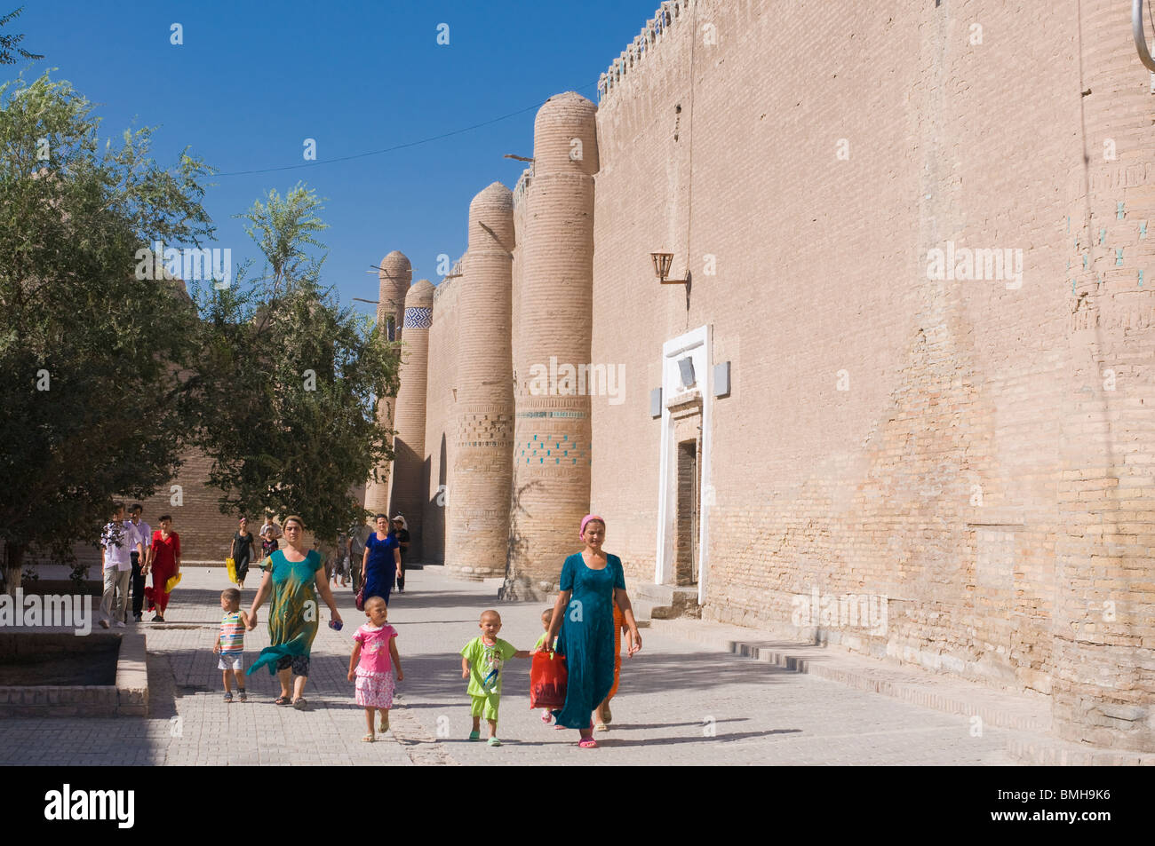 Potente muralla de la fortaleza Ichon-Qala, Khiva, Uzbekistán Foto de stock