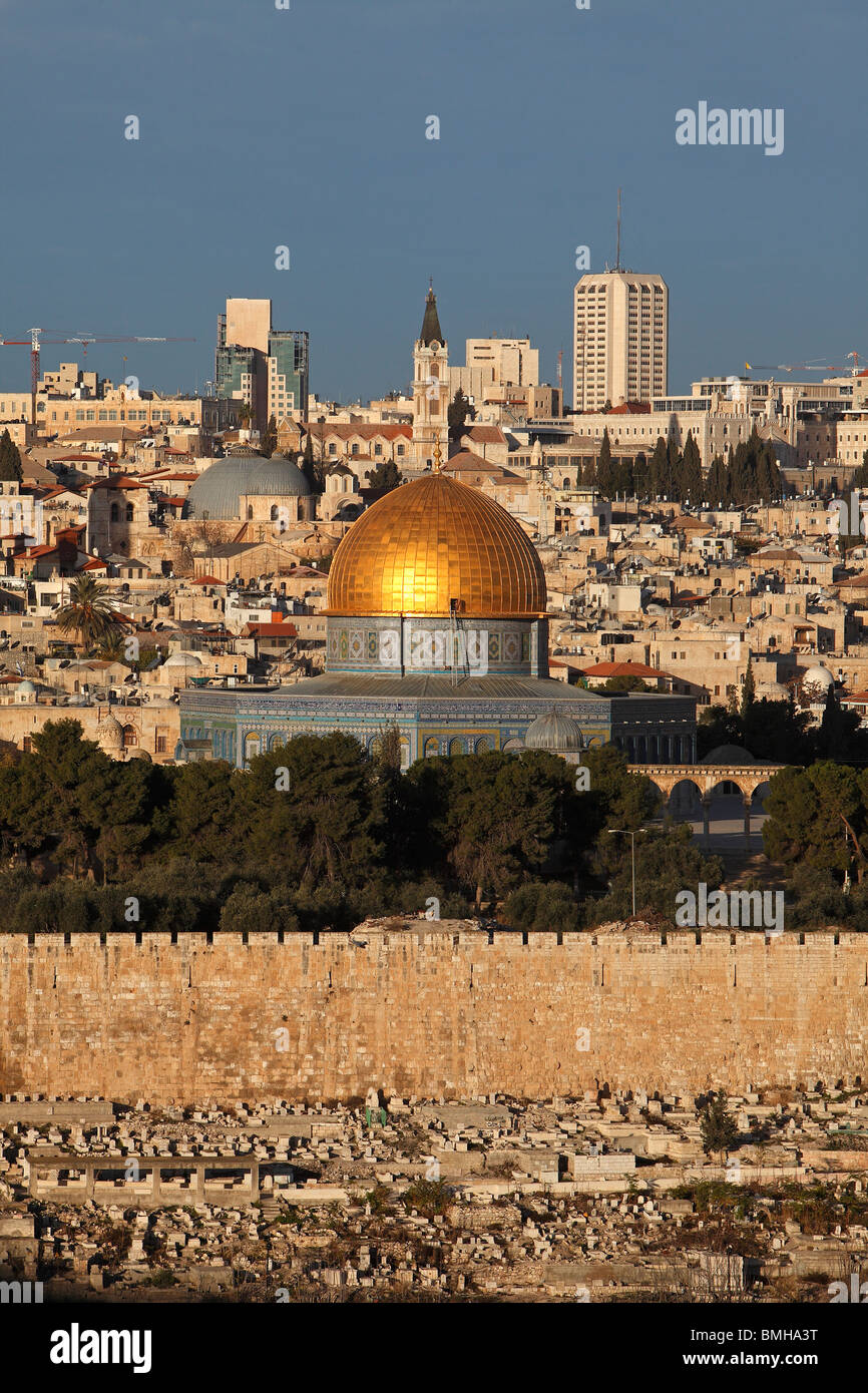 Israel, Jerusalén, muro oriental del Monte del Templo, la cúpula de la roca, a la vieja ciudad,desde el Monte de los Olivos. Foto de stock