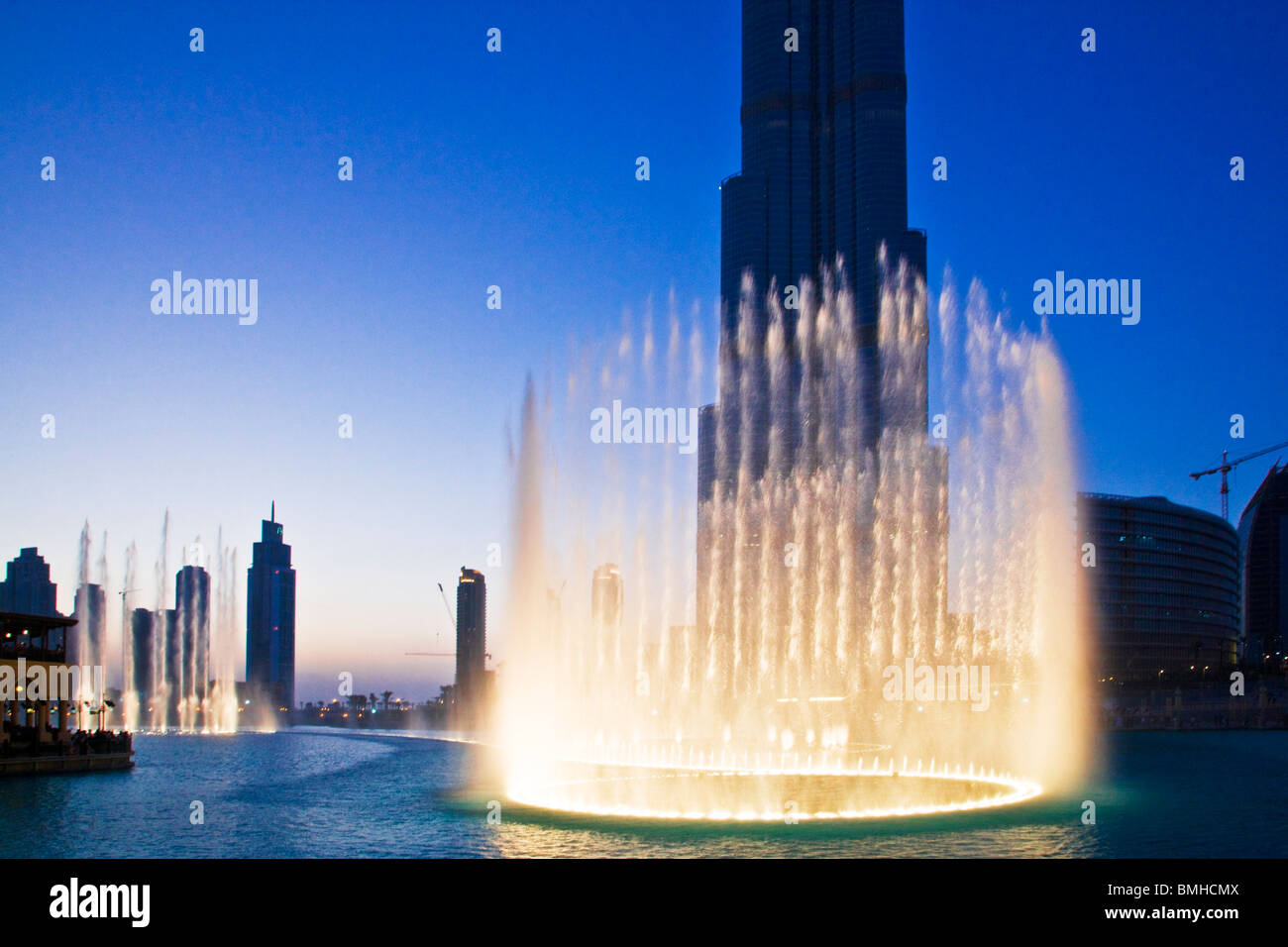 El Dubai Fountain mostrar delante del Burj Dubai o Khalifa, el edificio más alto del mundo, en el centro de Dubai, EAU Foto de stock