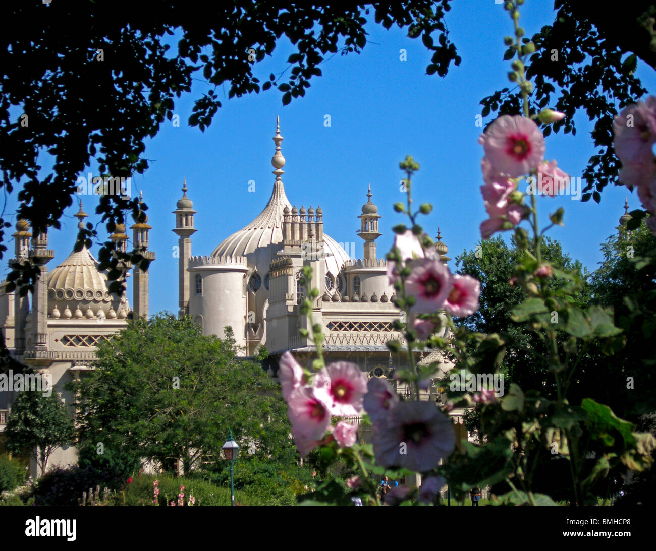 El Royal Pavilion, visto desde el Pavilion Gardens, Brighton, East Sussex, Inglaterra, Reino Unido, Gran Bretaña Foto de stock