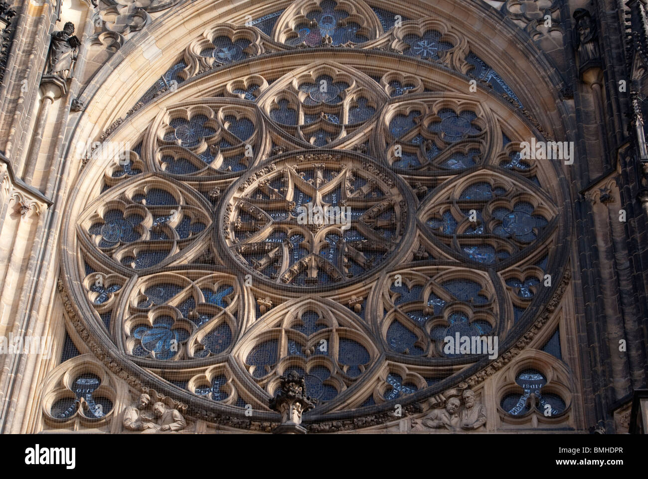 En la ventana de la Catedral de Praga Foto de stock