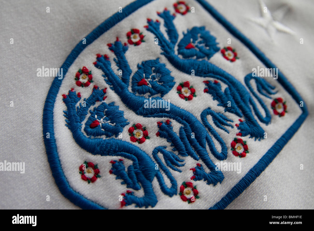 Inglaterra Inglaterra oficial insignia de la camiseta mostrando la estrella  blanca significa ganar una Copa Mundial Fotografía de stock - Alamy