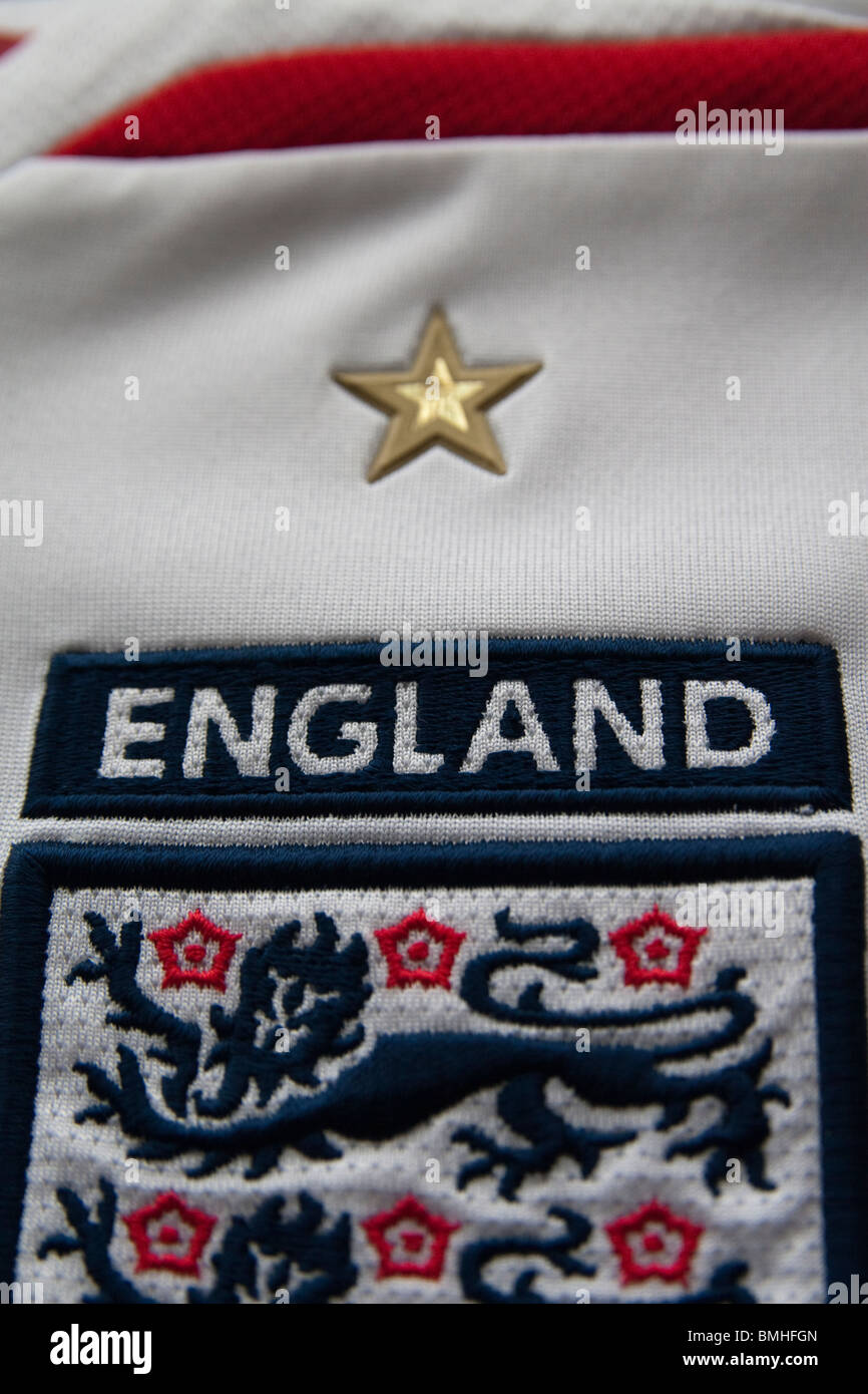 Inglaterra Inglaterra oficial insignia de la camiseta donde aparece la  estrella de oro que significa ganar una Copa Mundial Fotografía de stock -  Alamy
