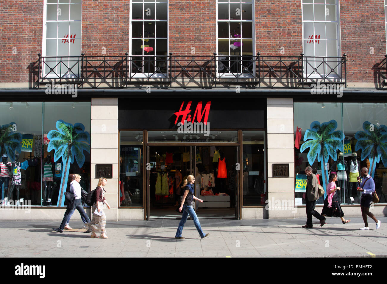 Un H&M tienda en Oxford Street, Londres, Inglaterra, Reino Unido Fotografía  de stock - Alamy