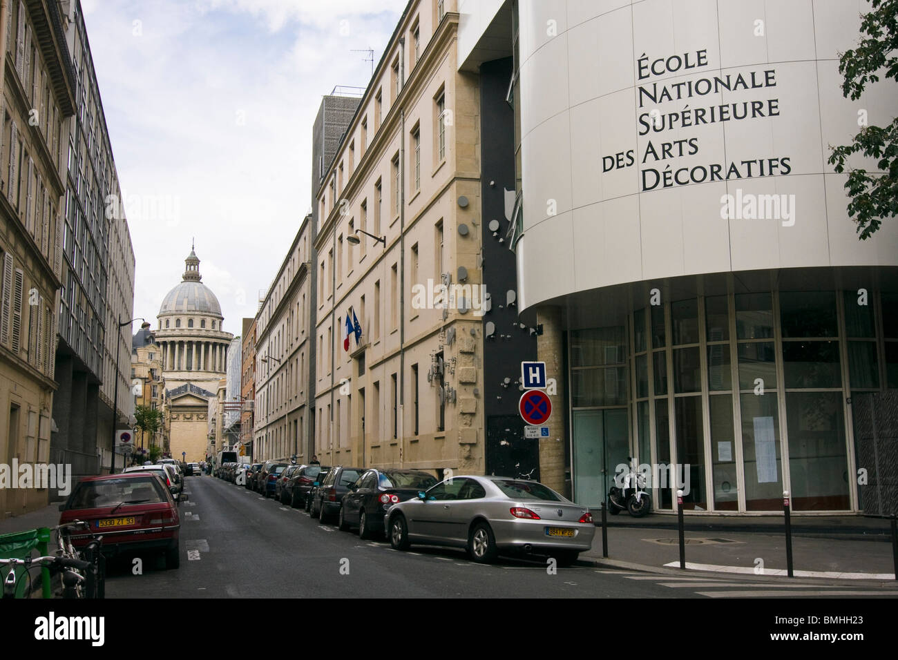 El Panteón como se ve en la École Nationale Supérieure des Artes Decorativas, París, Francia Foto de stock