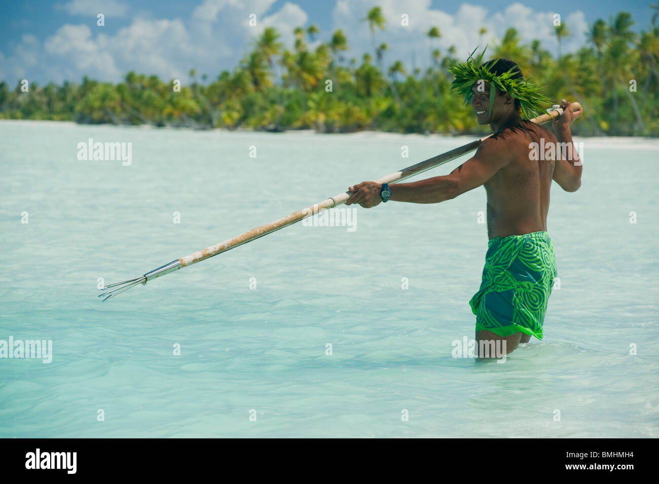 Un pescador de Tahití es la pesca con arpón trident Fotografía de