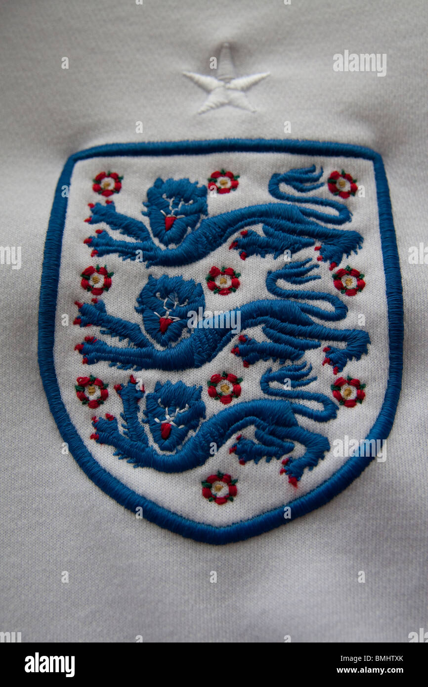 Inglaterra Inglaterra oficial insignia de la camiseta mostrando la estrella  blanca significa ganar una Copa Mundial Fotografía de stock - Alamy