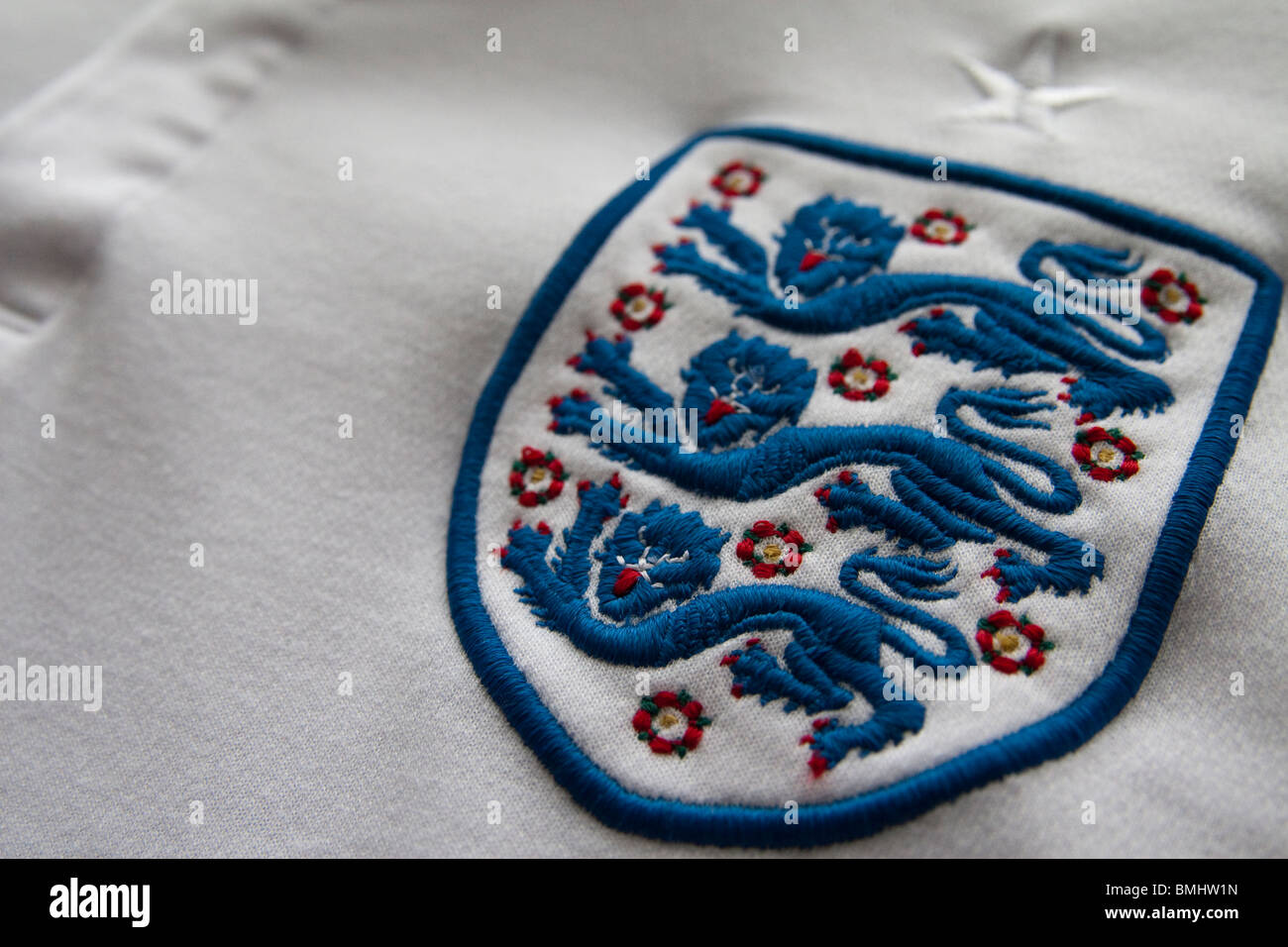 Inglaterra Inglaterra oficial insignia de la camiseta mostrando la estrella  blanca significa ganar una Copa Mundial Fotografía de stock - Alamy