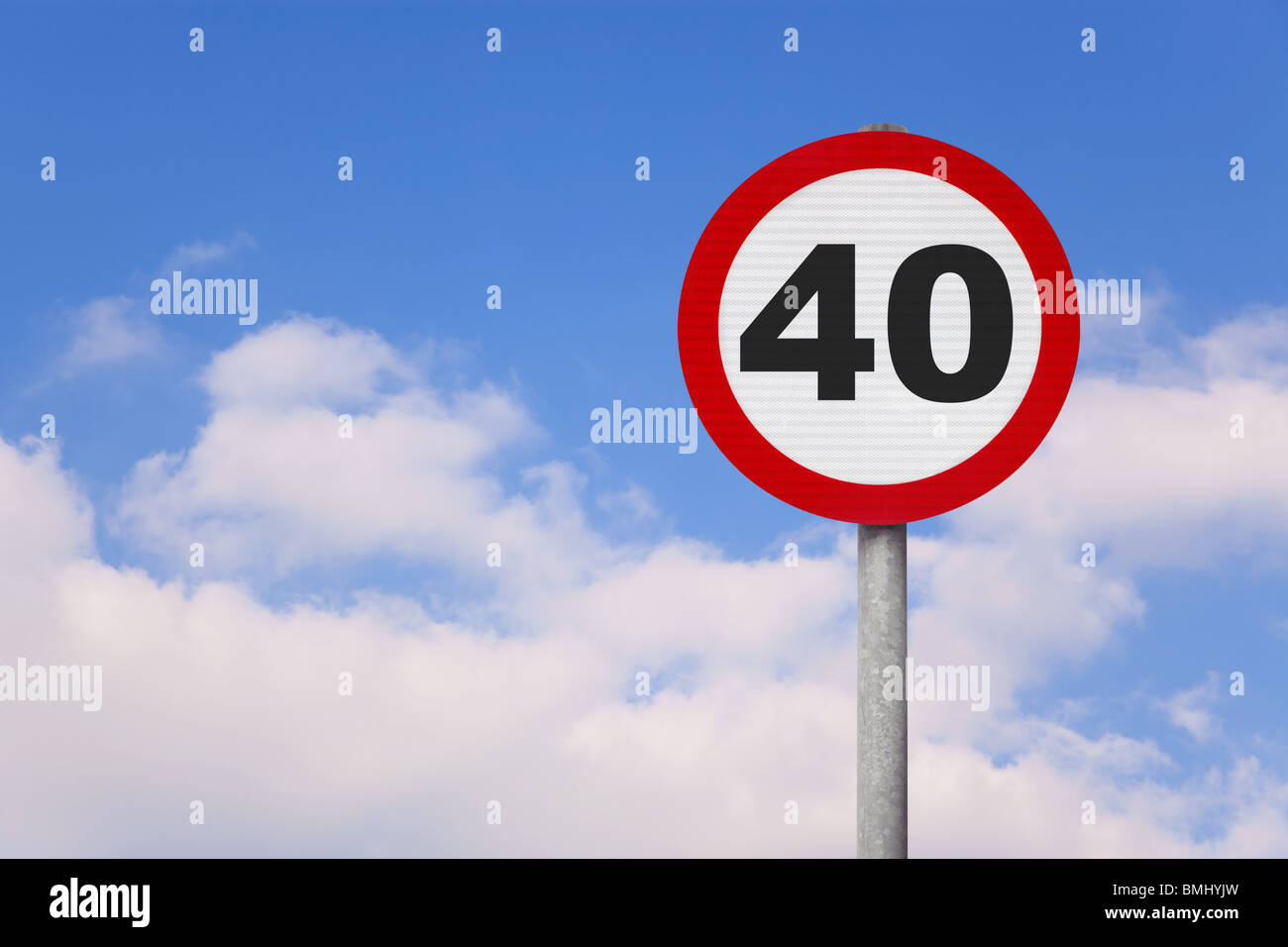 Una ronda roadsign con el número 40 en contra de un azul cielo nublado. Foto de stock
