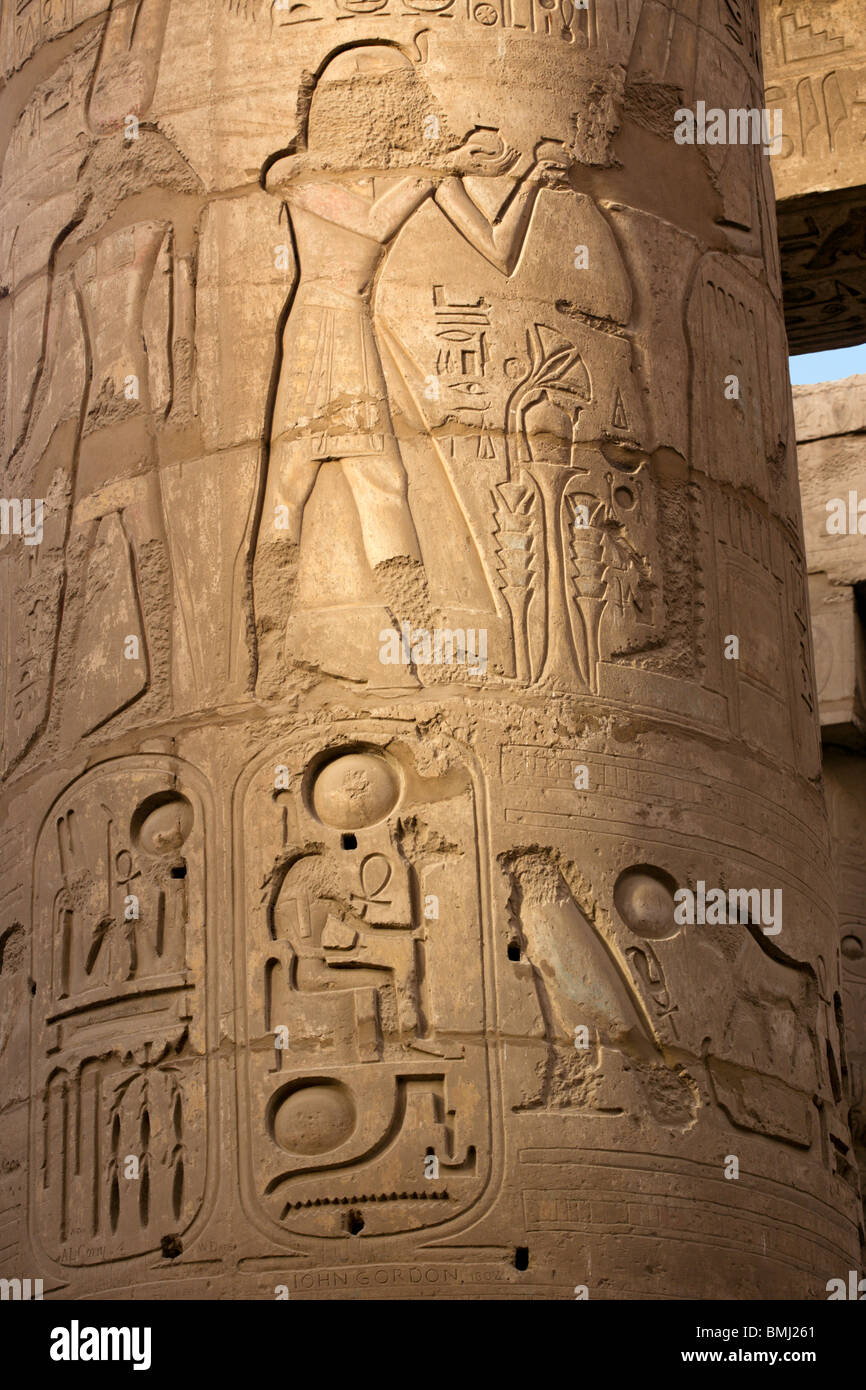 Luxor: Templo de Karnak: jeroglíficos tallados en pilar en la gran sala hipóstila salen Foto de stock