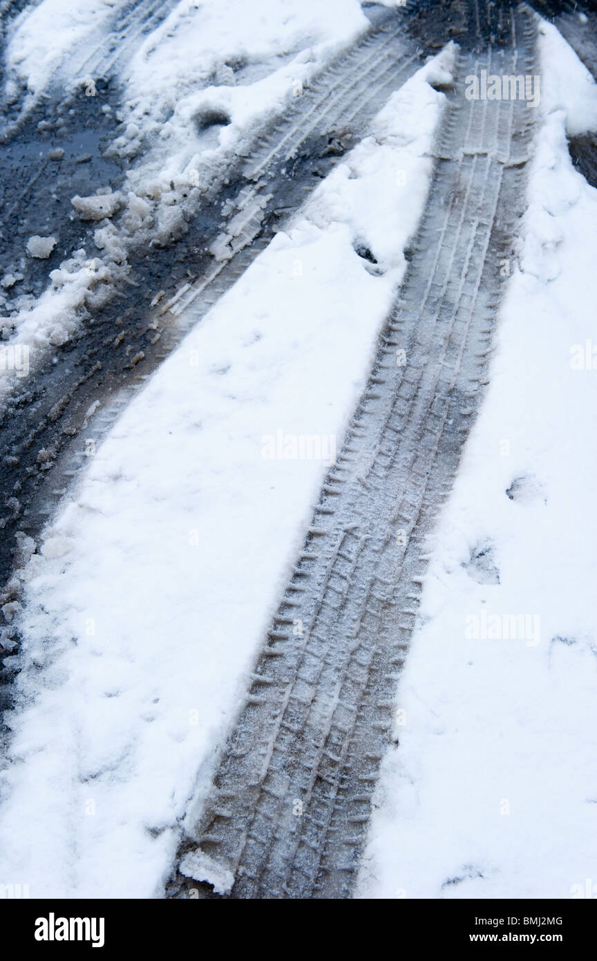 Las huellas de los neumáticos en la nieve Foto de stock