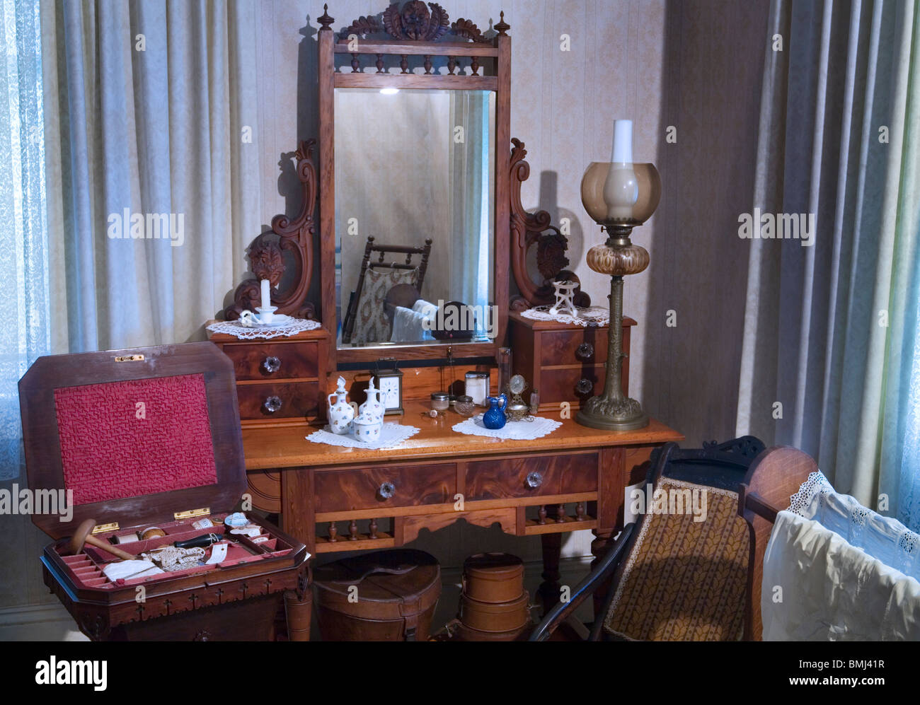 Un 19º (siglo XIX) (1800) dormitorio con un espejo de tocador e higiene personal de toda la parafernalia, Auckland, Nueva Zelanda Foto de stock