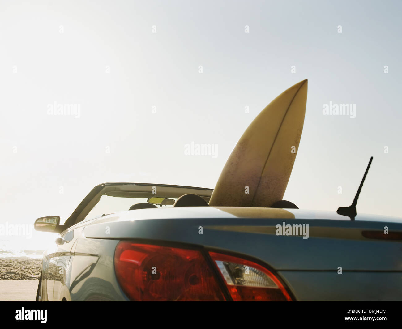 Surfboard in convertible car fotografías e imágenes de alta resolución