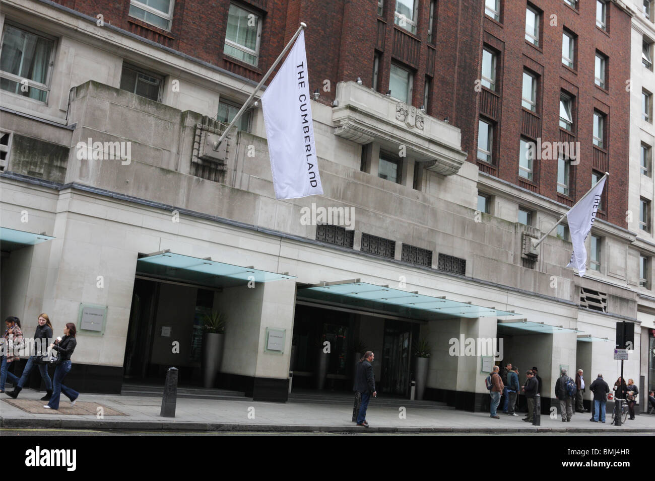 Ligero aspecto angulado del Cumberland Hotel,muy popular y está convenientemente situado cerca de Londres: Marble Arch. Foto de stock