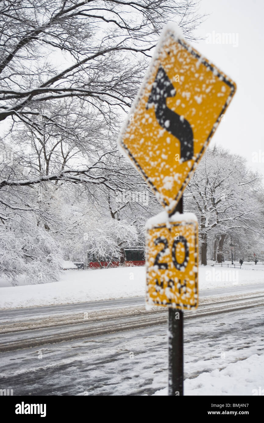 Señal de límite de velocidad cubierto de nieve Foto de stock