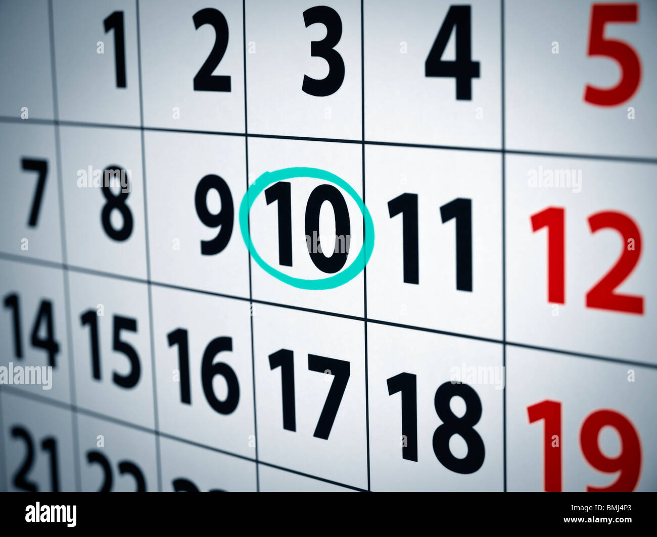 Una fecha en un calendario con un círculo de tinta cian. Foto de stock