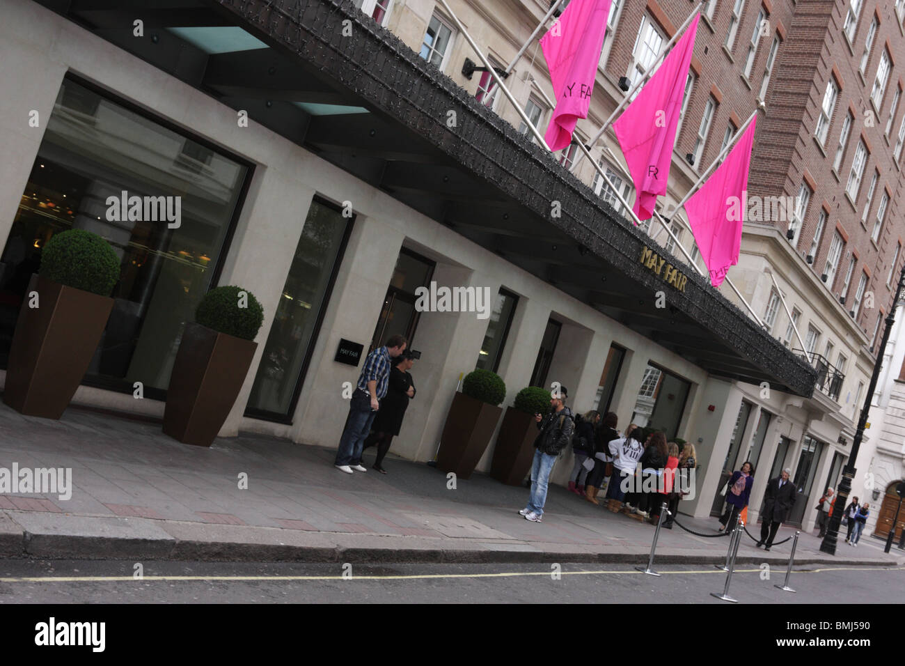 Ligero aspecto angulado al Mayfair Hotel en Stratton Street,cazadores de autógrafos esperar pacientemente fuera de la entrada principal. Foto de stock