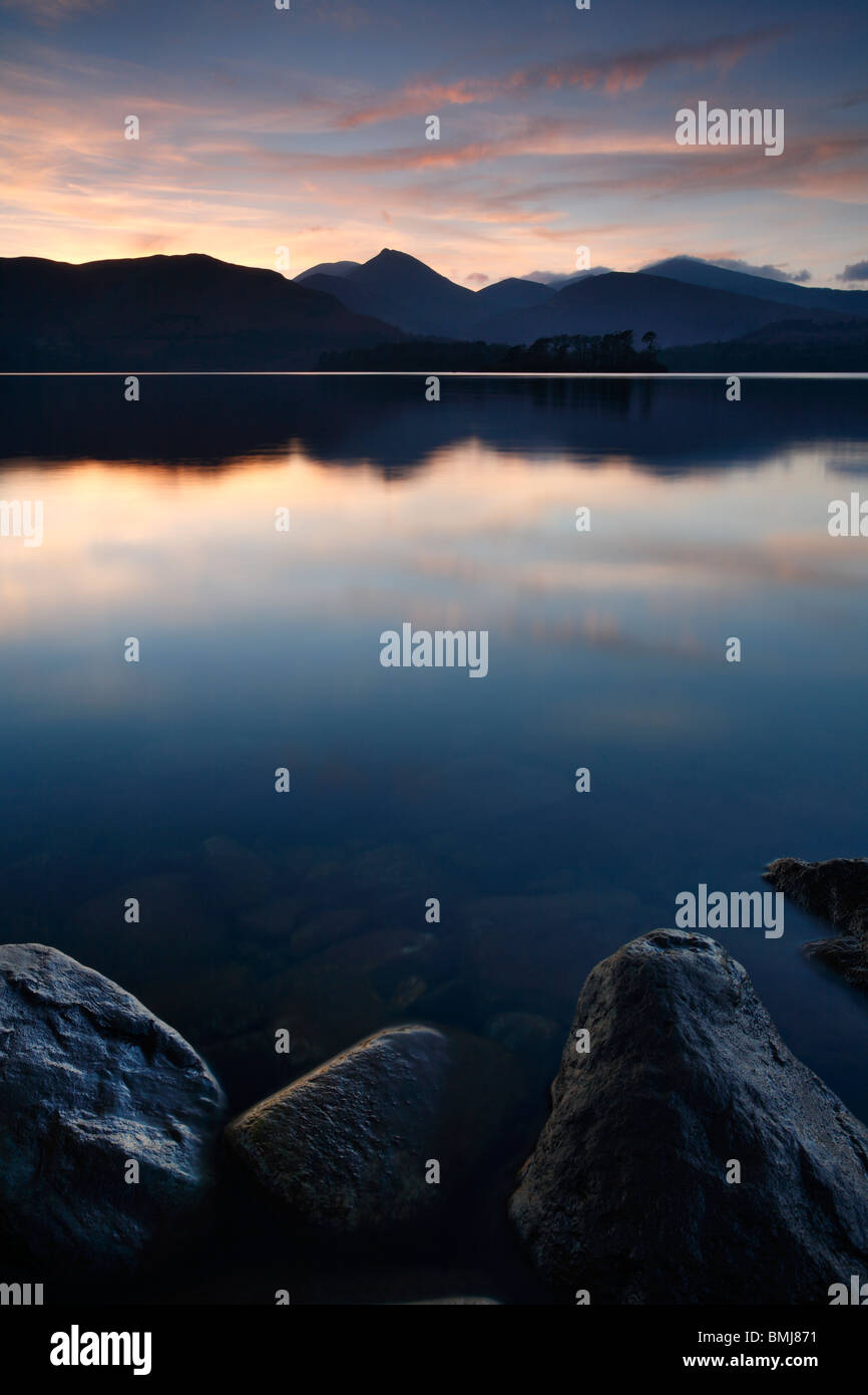 Twilight en Derwent agua cerca de Keswick en el Lake District inglés, Cumbria, Inglaterra Foto de stock