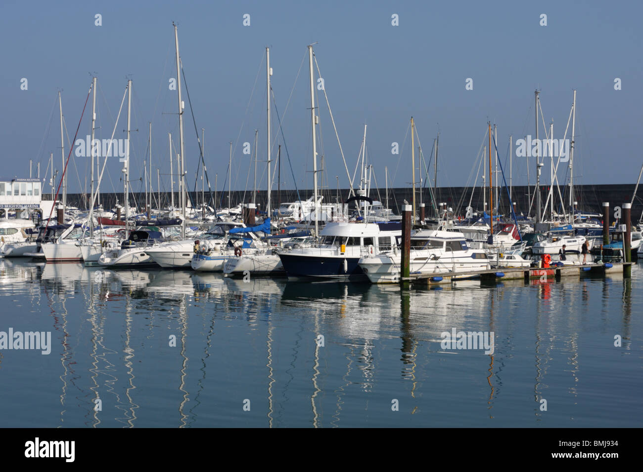 Uno de (17) imágenes en el Brighton Marina. Diversas imágenes verticales y horizontales para ponderar, por favor disfrute. Foto de stock