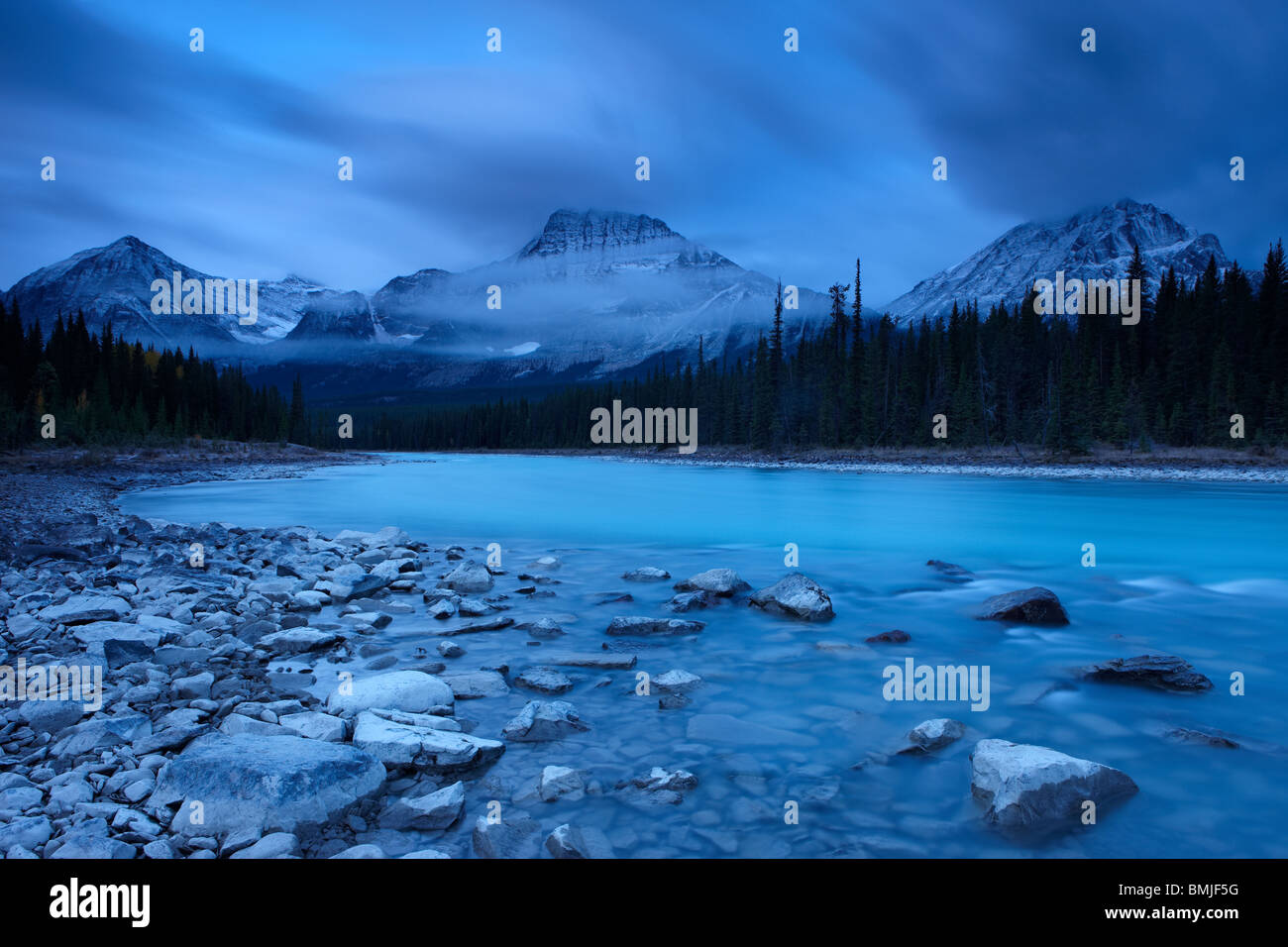 El Río Athabasca con Dragon Peak y el rango de Winston Churchill en la madrugada, el Parque Nacional de Jasper, Alberta, Canadá Foto de stock