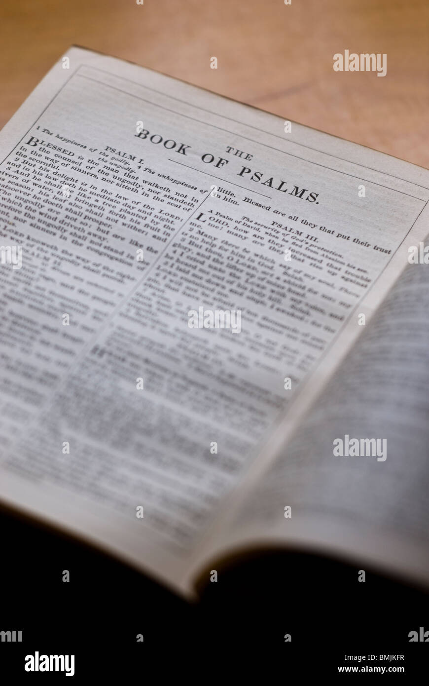 La página de título de "El libro de los Salmos" en una vieja Biblia. Foto de stock