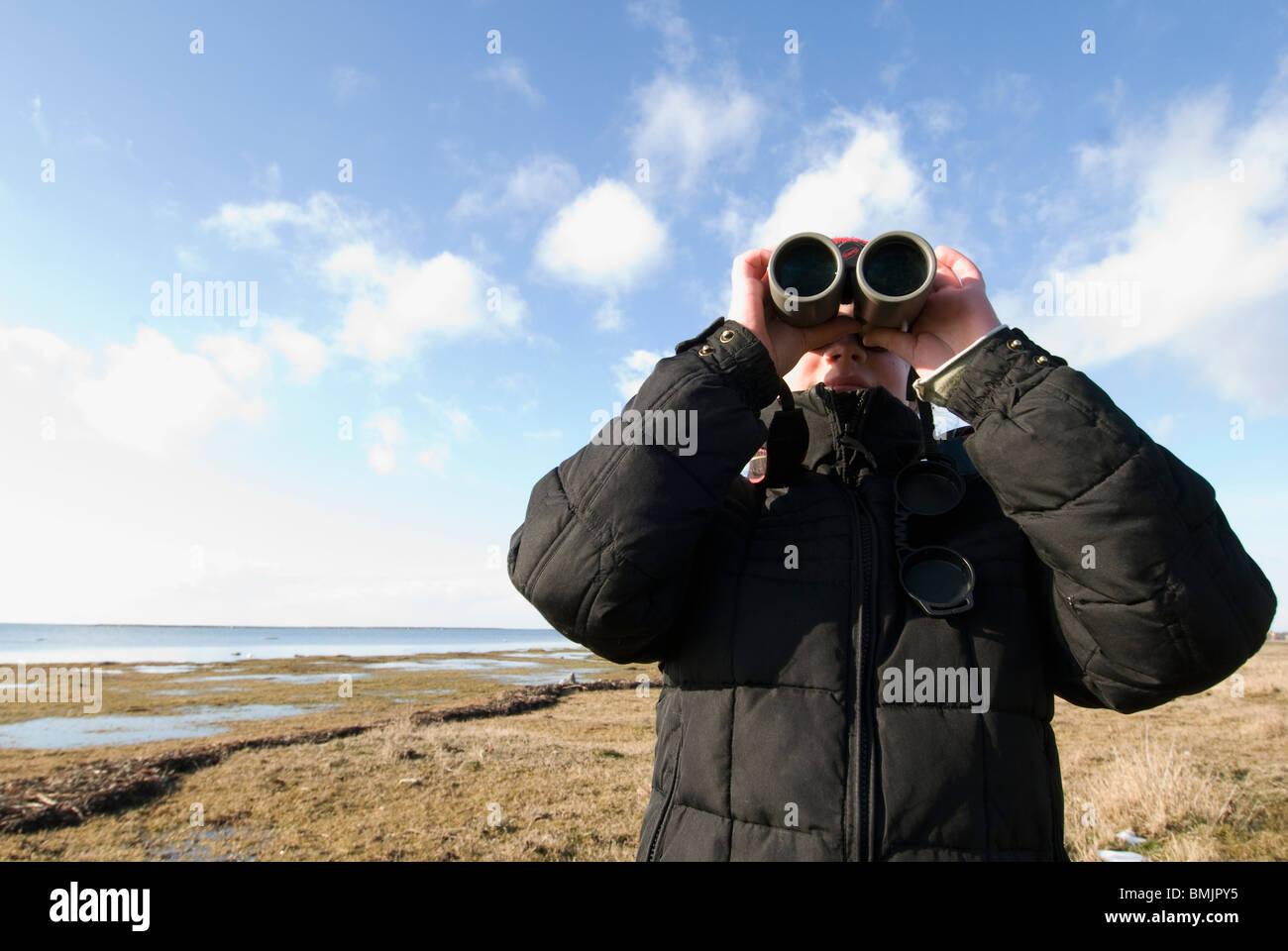 Escandinavia, Suecia Öland, Chica (8-9) mirando a través de binoculares Foto de stock
