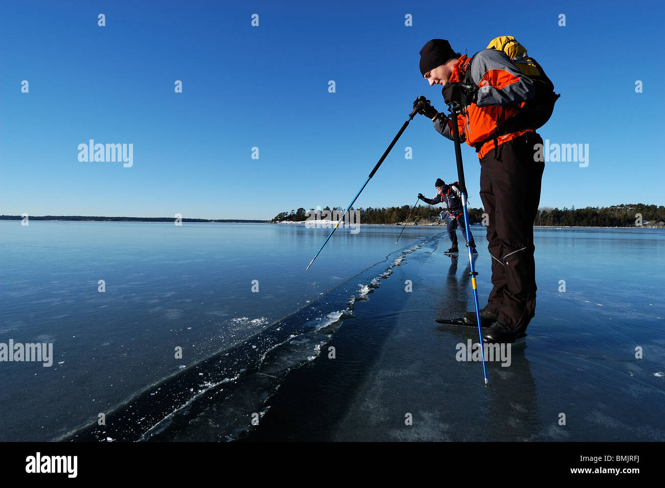 Los patinadores Comprobación de grietas en el hielo. Foto de stock